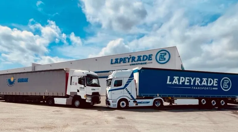 Un ensemble Lapeyrade et un ensemble Gubiak Transports devant le bâtiment de Hastingues