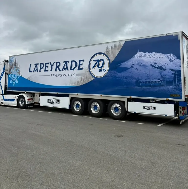 Semi-remorque frigorifique aux couleurs des 70 ans de Transports Lapeyrade