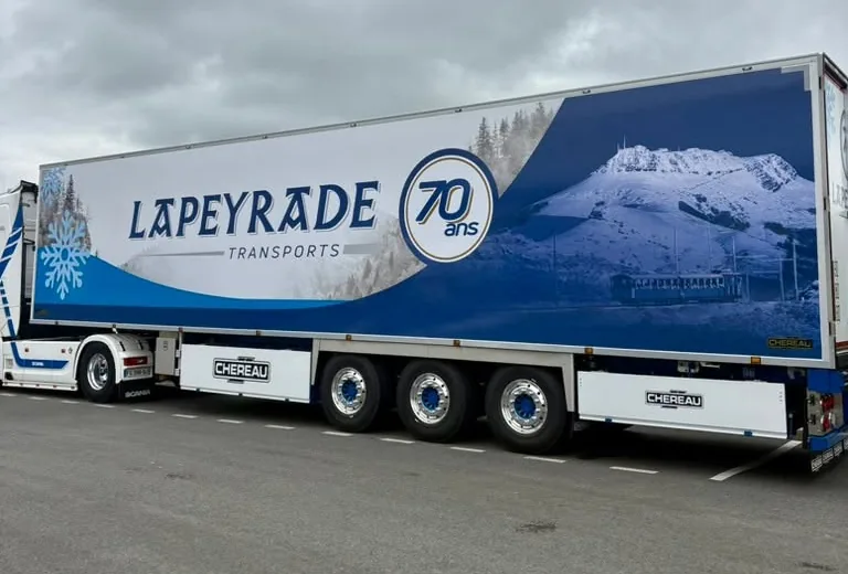 Semi-remorque frigorifique Lapeyrade aux couleurs des 70 ans de l'entreprise