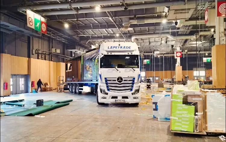 Tracteur routier Lapeyrade dans un hall du Salon international de l'agriculture pendant le montage des stands
